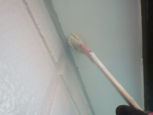 軒天塗装のタッチアップを行っていきます。