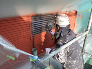 中塗りの吹き付け塗装を行っていきます。