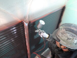 上塗りの吹き付け塗装中の様子になります。