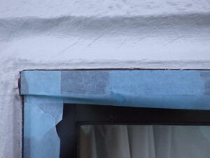 サッシ周りの塗料拭き取り後は、マスキングテープを貼り、直線を出していきます。