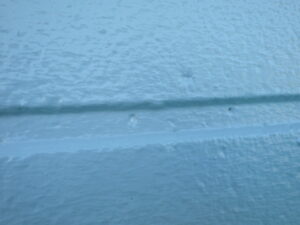 このように、塗料が入っていないピンホルにタッチアップをしていきます。