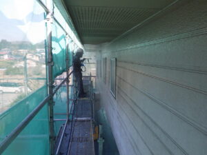 外壁の洗浄を行っている様子