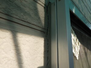 サッシ周りを良くみてみると、コーキングに亀裂が入っています。 コーキングは、紫外線や温度変化による経年劣化でひび割れなどが起こります。