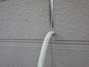 縦目地のコーキングをカッターや-ドライバーを使って剥ぎ取ります。