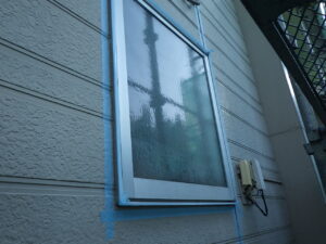 マスキングテープ養生完了になります。