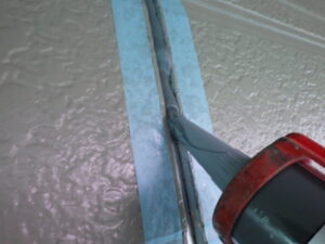 コーキングの打ち替えを進めて行きます。 