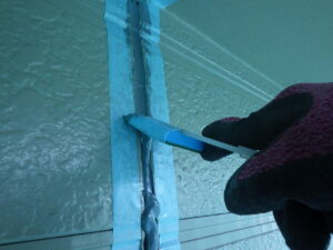 コーキング充填後は、ヘラを使ってコーキングを綺麗に仕上げていきます。