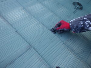 屋根の作業に移ります。 タスペンサーを入れている様子になります。