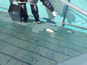 屋根のシーラー塗りを行っている様子になります。