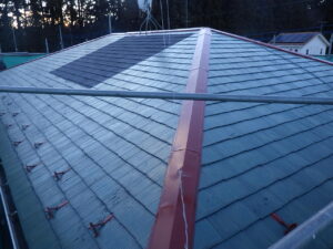 屋根シーラー塗り・赤錆塗装完了になります。