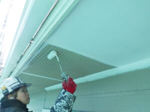 軒天1回目塗装中の様子になります。