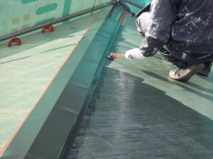 屋根の作業になります。 屋根は、下塗り工程(屋根シーラー)をと赤錆塗装が完了しているので、本日は、中塗り塗装を行います。