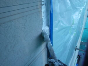 外壁の下塗りの様子になります。 窓のサッシやローラーが入りにくい部分などは、あらかじめ先に刷毛で塗装していきます。