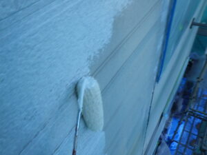 平面は、ローラーで塗装を行っていきます。 この時に、塗料が分厚くならないよう、均等に配っていきます。