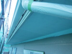 2階の軒天1回目塗装中に時間が来てしまった為、東面の軒天を残し、軒天は終了になります。