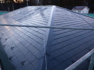 屋根の中塗り塗装完了になります。