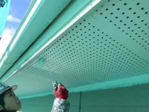 軒天塗装【2回目】塗装を行っている様子になります。