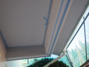 外壁と軒天の見切り部分にマスキングテープを貼り、養生を行っていきます。