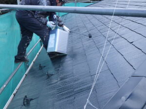 屋根の作業に移ります。 屋根の上塗り塗装中の様子になります。