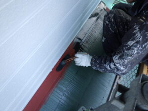 玄関屋根の中塗り塗装中になります。 塗膜に厚みを作り、耐久性を高めていきます。