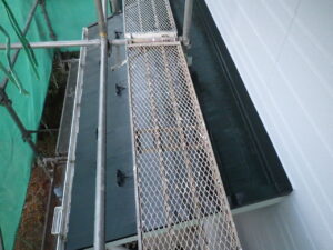 玄関屋根の中塗り塗装完了になります。