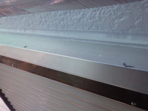 サッシ周りや雨戸部分の掃除を行っていきます。