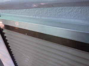 サッシ周り・雨戸の掃除完了になります。