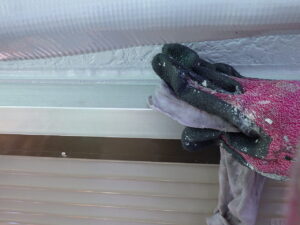 トシンでサッシ周りを掃除していきます。 塗料やコーキングが塗布しているので、しっかりと確認しながら、掃除を行っていきます。