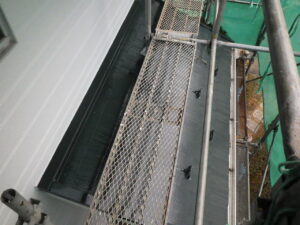 屋根の上塗り塗装完了になります。
