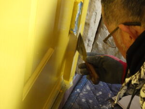 本日の施工写真になります。 今回玄関ドアの下地がかなり傷んでいた為、パテで下地処理を行っていきます。 パテ処理は、主に段差がある部分などを平らにするのに、使用されます。