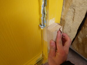 パテが乾いたら、ケレン作業に移ります。　 段差ができないよう、下地を綺麗に整えていきます。