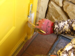 下塗り塗装中の様子になります。