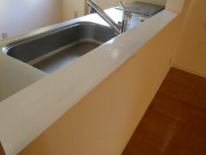 キッチンカウンタ天板の上塗り塗装２回目完了になります。