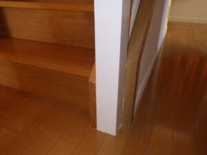 階段柱・ドア枠一部補修・塗装も完了になります。