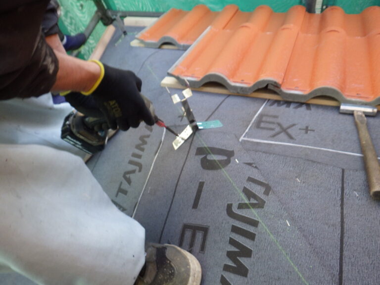 瓦葺き（ビス固定）と棟補強金具の施工
