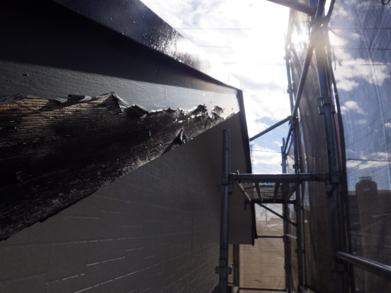 施工前：塗膜が剥がれて傷みが進んだ破風板（宇都宮市）