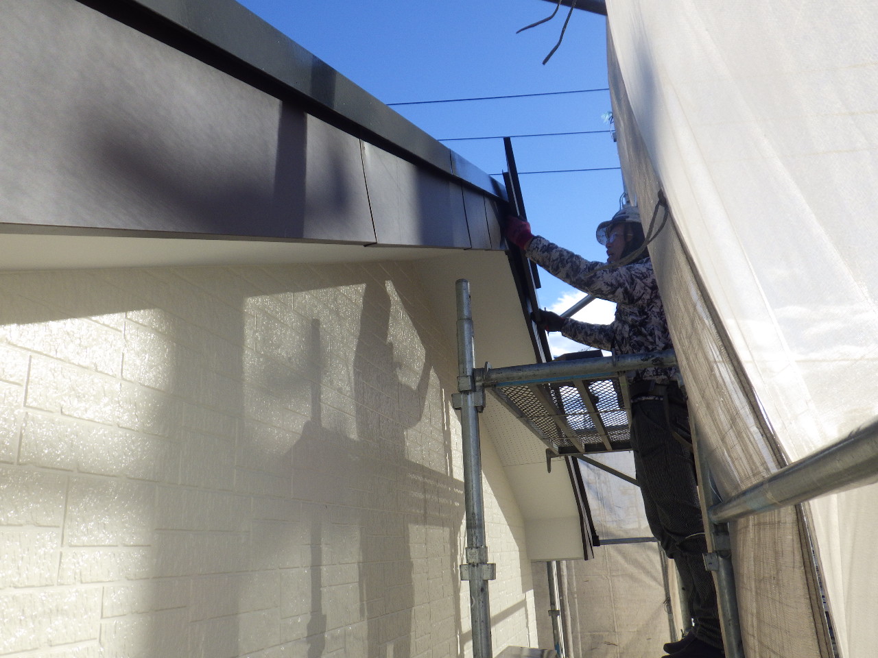 施工中：破風板への板金カバー取付（宇都宮市）