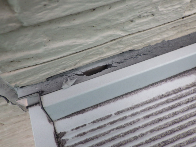 コーキングの割れ・欠け（部分的に欠損）