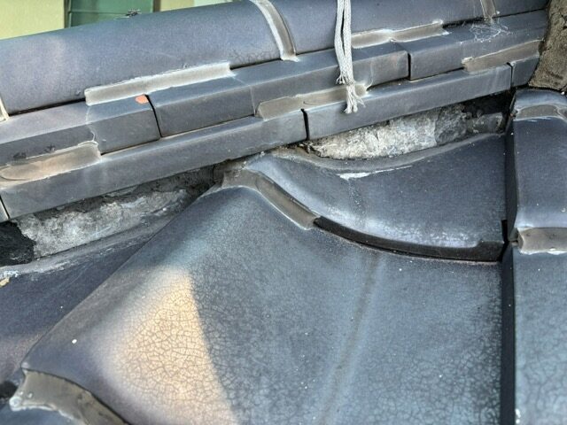 漆喰の剥がれ（棟）の写真