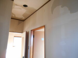 2階廊下クロス剥し完了。