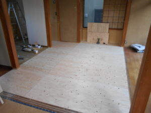 1階和室床上げ完了。