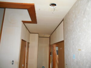 1階廊下クロス剥し完了。