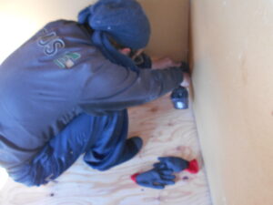 ２階の押し入れ部分の床を合板で張っている様子。