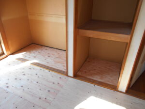 押し入れの床合板張り完了。
