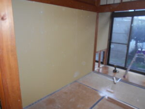 石膏ボードを張っていきます。