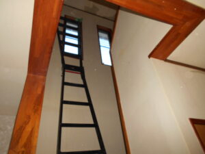 階段クロス剥し途中。