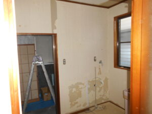 洗面所クロス剥し完了。