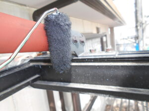 支柱の中塗りを行っていきます。