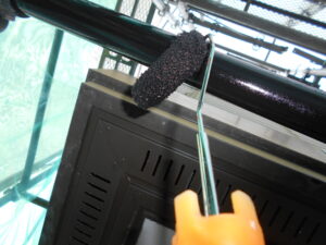 支柱の上塗りを行っている様子。