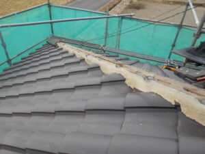 瓦を一旦外した様子。